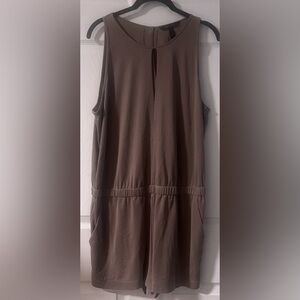 BCBGMAXAZRIA Gray Crewneck Keyhole Sleeveless Romper